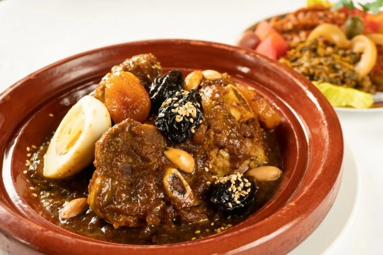 طاجين اللحم بلبرقوق