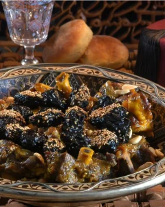 طاجين اللحم بالبرقوق